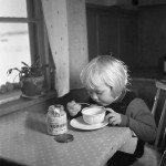 Erik dricker honungsvatten 1950