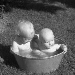 Pojkarna i badbaljan som 1946