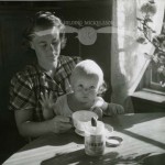 Adéle och barn dricker honungsvatten i köket, 1948