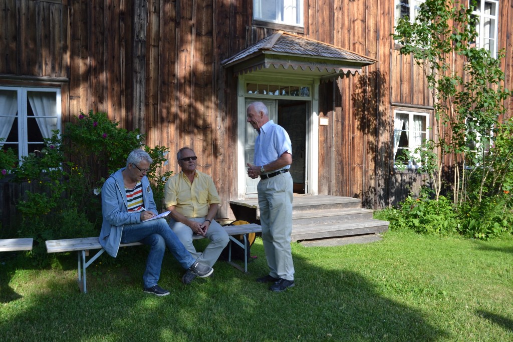 Ljusnas reporter i samtal med Hildings son olle Hildingson och Hilding Mickelsson Sällskapets ordförande Lars-Eric Ericsson