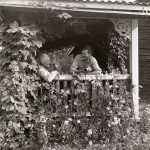 10:e Törnbesöket. Albert o ”knäpparen” vid verandan 7/9 -58 Foto Hilding Mickelsson
