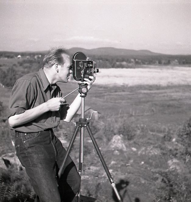 M 112340 Sven Gillsäter filmar träguden Njutånger 13 juli 1951. Foto:Hilding Mickelsson