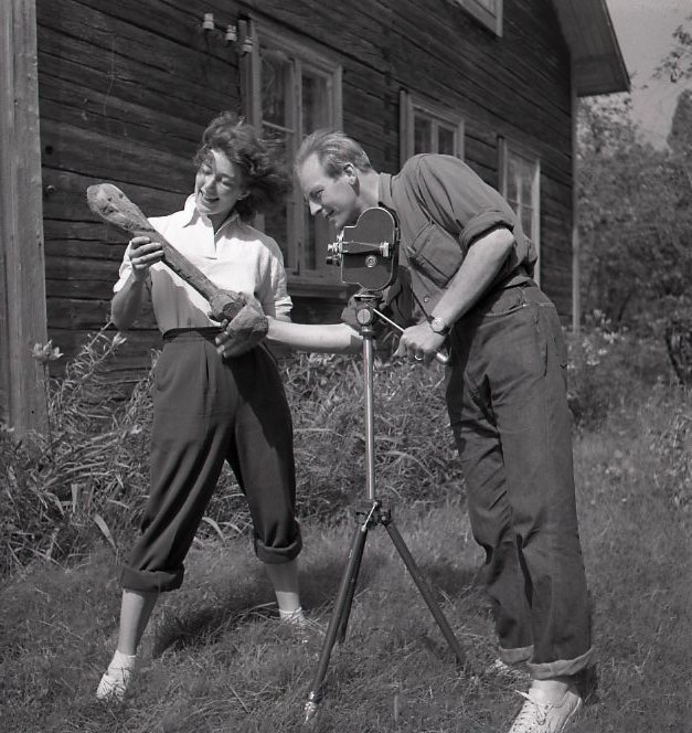 M 112341 Sven o Astrid Gillsäter filmar träguden Njutånger 13 juli 1951. Foto:Hilding Mickelsson