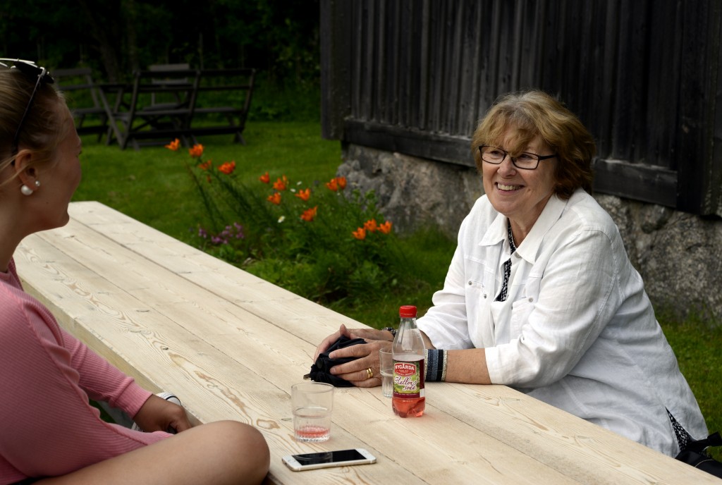 Här passar Ulla Edling och Hildings barnbarnsbarn Ebba Hildingson Edling på att släcka trösten, sittandes utanför Hembygdsgårdens servering som höll öppet. Foto Anna Hildingson