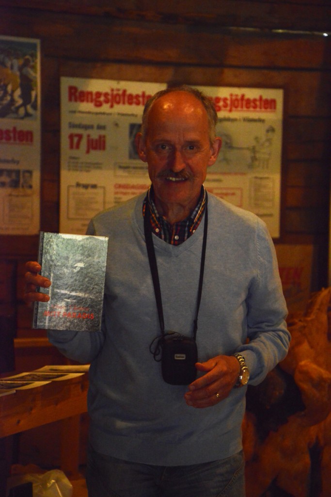 Besökaren Håkan Kranz vann en av de fina priserna från tipspromenaden, bestående av boken Mitt paradis av Albert Viksten, fylld med fotoillustrationer av Hilding Mickelsson. Foto Anna Hildingson