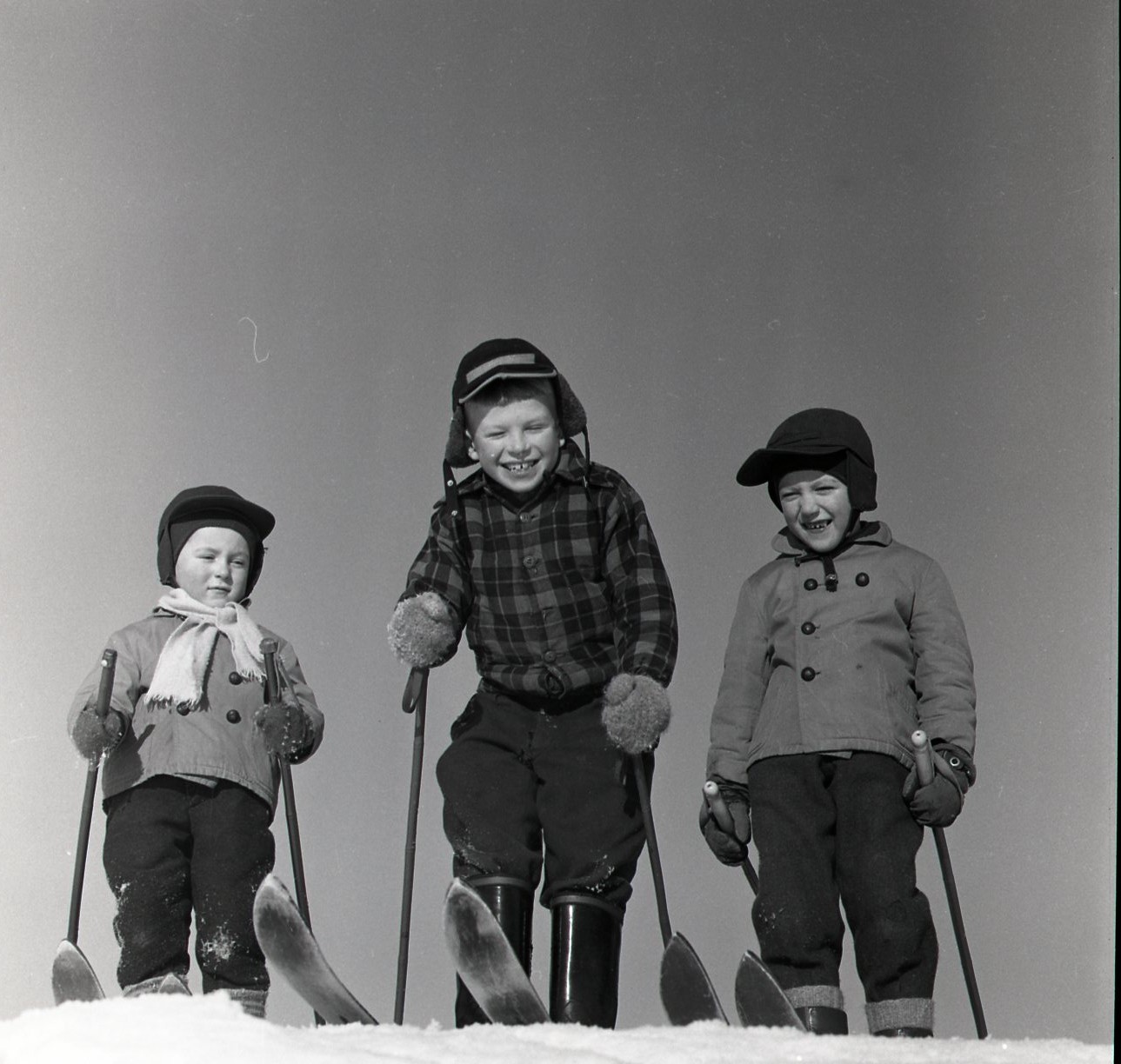 Skidåkande bygrabbar i åbrinkarna 11 februari 1959 Foto: Hilding Mickelsson 